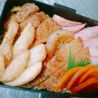 Snapdishの料理写真:トンカツ弁当のっけ弁(๑>؂•̀๑)ﾃﾍﾍﾟﾛ|Yukaさん