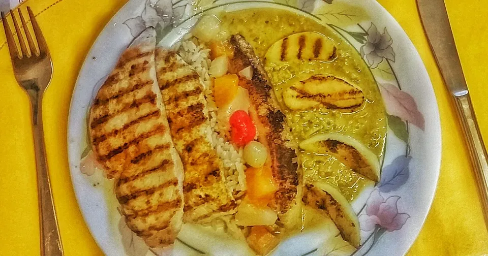 grilled chicken filets and fruits with 
steamed rice on curry sauce|Najeskaさん