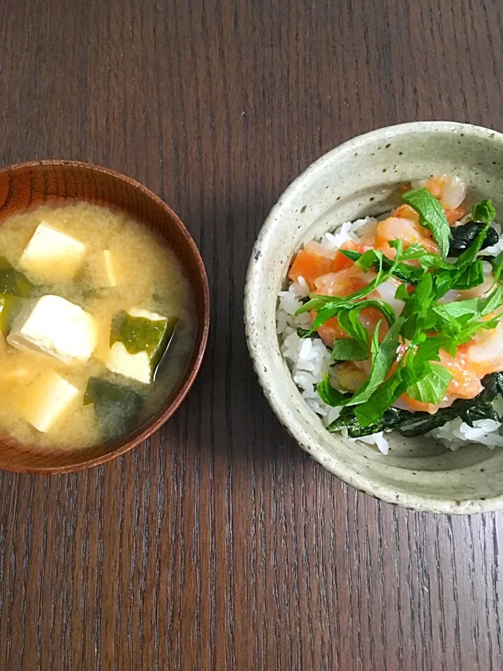 8月3日朝ごはん 海鮮丼 豆腐とわかめのお味噌汁|やすこさん