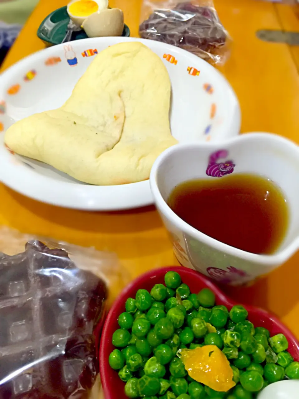 チョコレートワッフル  カレーナン  煮卵  グリーンピースと卵のソテー  コーヒー☕️|ch＊K*∀o(^^*)♪さん