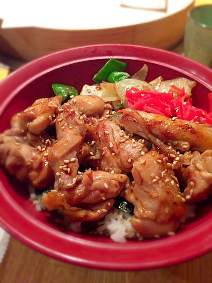 ランチに、パリパリに焼かれたとり丼を頂きました！鶏もも肉の照り焼き丼で、鶏の旨味たっぷりのスープつきです(^^)♪|ギムレットさん