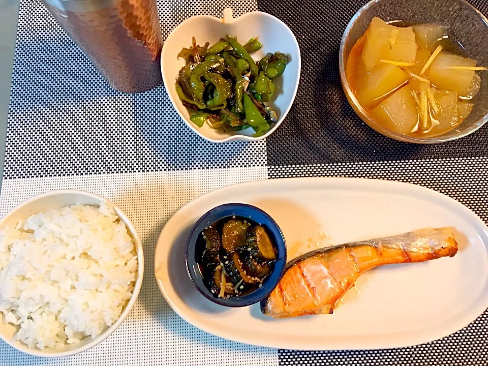 鮭の塩焼き、キューちゃん、しし唐の佃煮、冬瓜の炊いたん|りんこさん