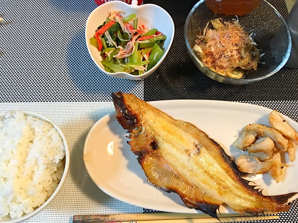 カレイの塩焼き、焼き茄子、小松菜とカニカマのお浸し、軟骨|りんこさん