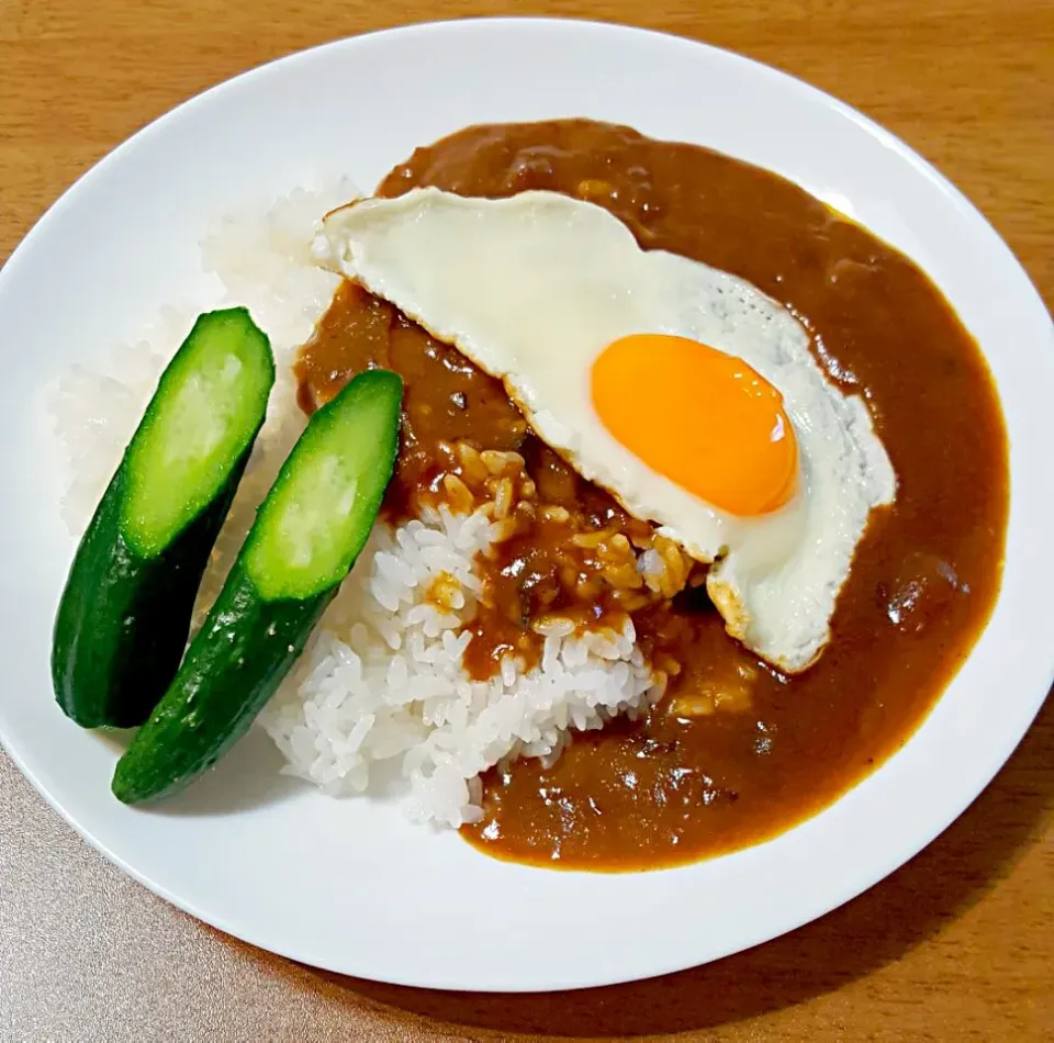 たまにはカレーライスの目玉焼きのせ|ナナさん