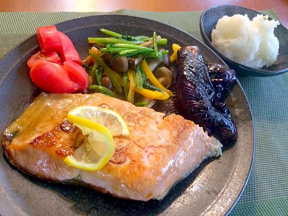 Japanese style Salmon Meuniere🐟和風ｻｰﾓﾝﾑﾆｴﾙ ﾚﾓﾝおろし🍋|🌈Ami🍻さん