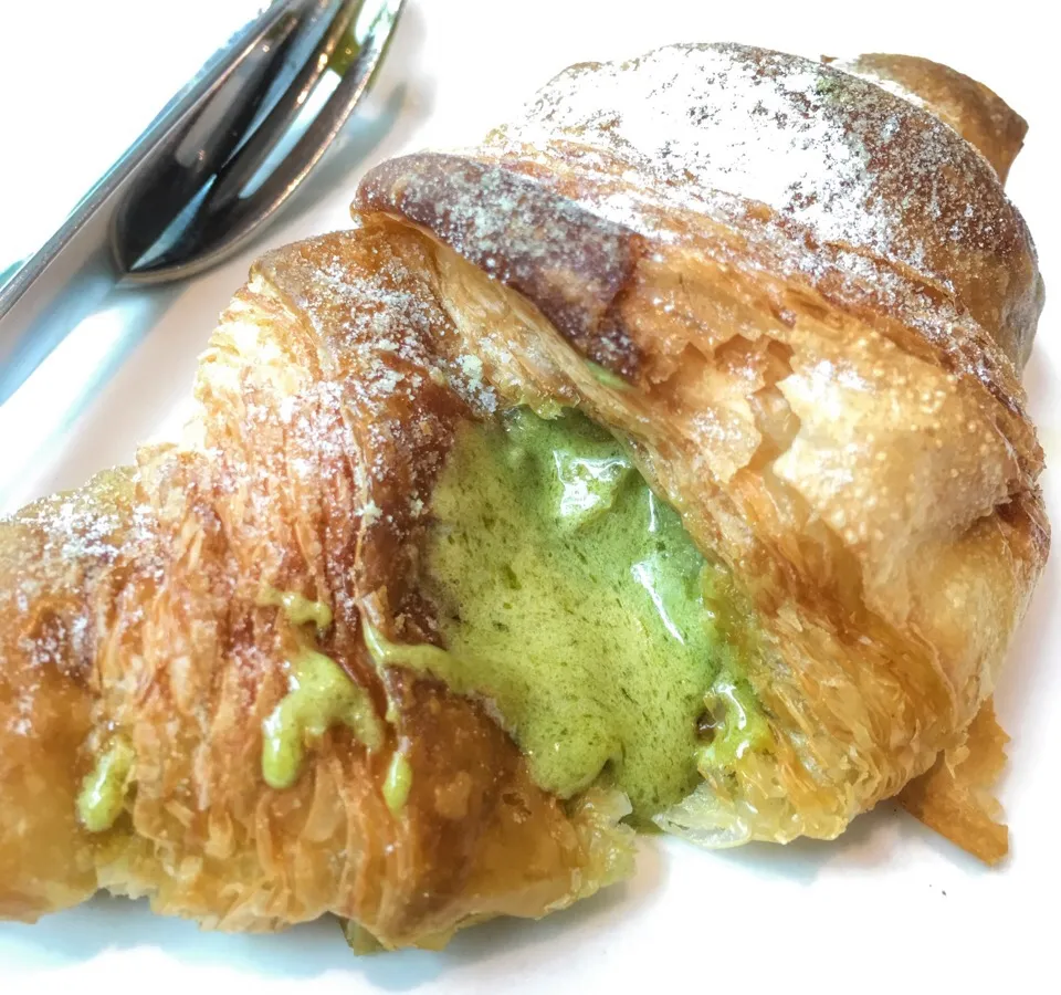 Matcha Salted Egg croissant@Asanoya Boulangerie, Queen St|coxiella24さん