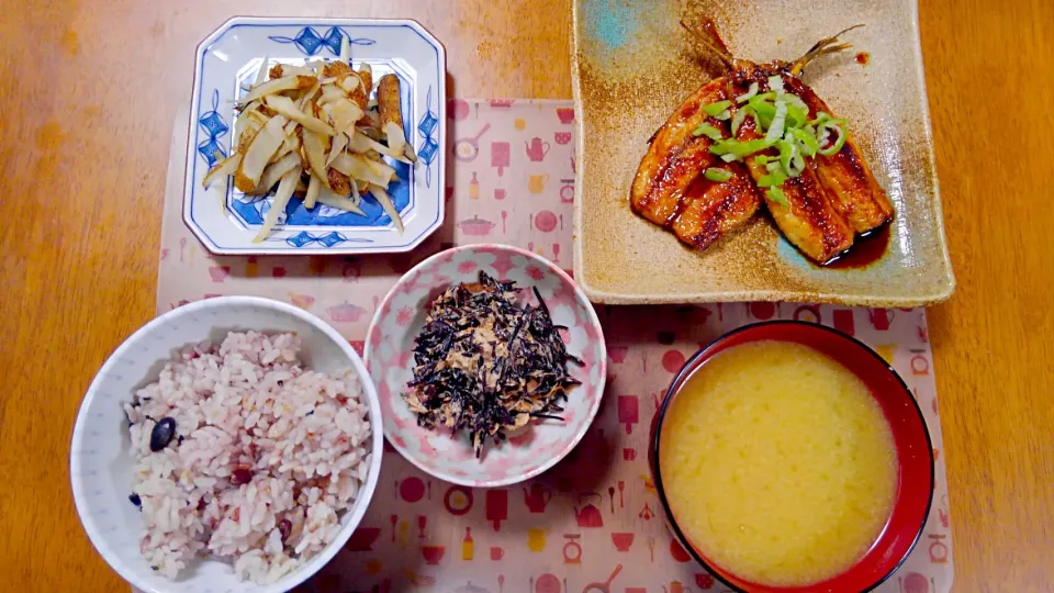 7月２７日　鰯の蒲焼き　さっぱりごぼう　ひじきとツナの和え物　お味噌汁|いもこ。さん