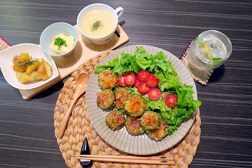 今夜のおうちごはん。ゴーヤの豆腐豚ひき肉ヘルシー肉詰め、ローズマリーハーブポテトフライ、卵豆腐、豆乳コーンスープです|かれんさん