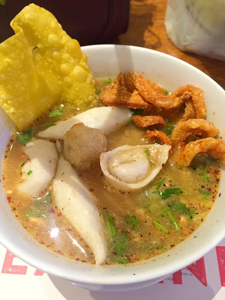 ก๋วยเตี๋ยวต้มยำลูกชิ้นปลา tomyam noodles with fish ball and crispy pork|SaSaさん