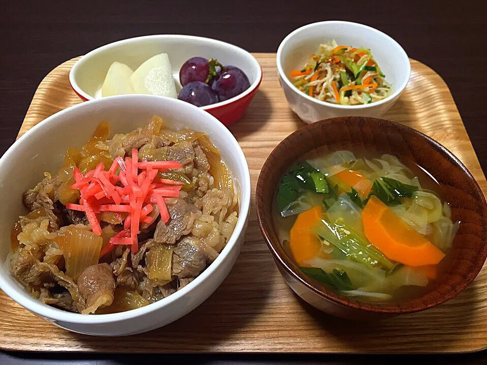 ⭐️牛丼
⭐️具だくさん味噌汁
⭐️野菜とエノキの甘酢和え
⭐️梨&ぶどう|よっちぃさん