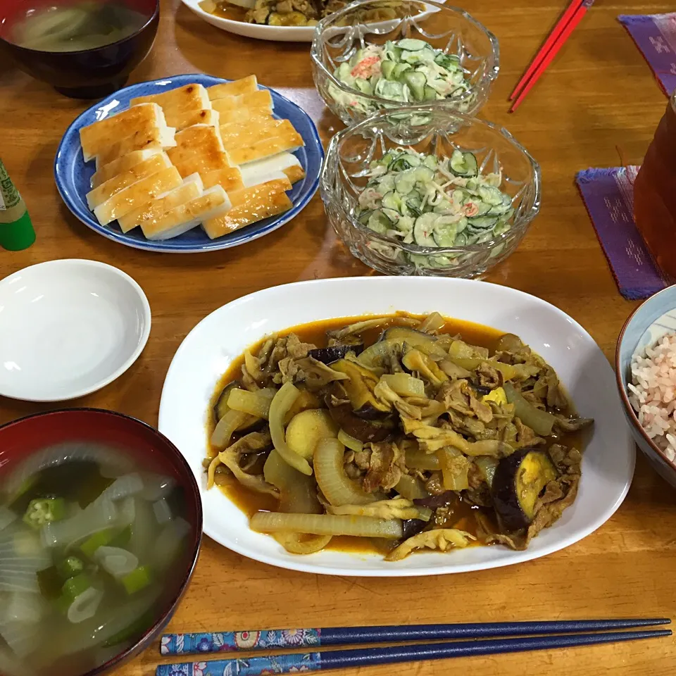 豚と野菜のカレー炒め、オクラスープ、サラダ、お土産にもらった蒲鉾*\(^o^)/*|すかラインさん