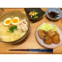 Snapdishの料理写真:塩ぶっかけそうめん、鱈の唐揚げ、小松菜と油揚げの煮浸し、ひじき|つんさん