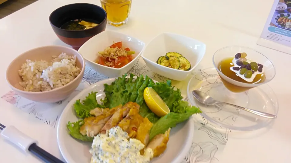 今日のランチ☀🍴はフライパンで作るチキン南蛮~お手軽タルタルソース~、トマト🍅とみょうがのおひたし、ズッキーニのナムル、あおさのみそ汁、かのこ豆入りほうじ茶ゼリーです🍴
タルタルソースは茹で卵でなく炒り卵を作りました
簡単で美味しくいただきました🍴|松浦あつ子さん