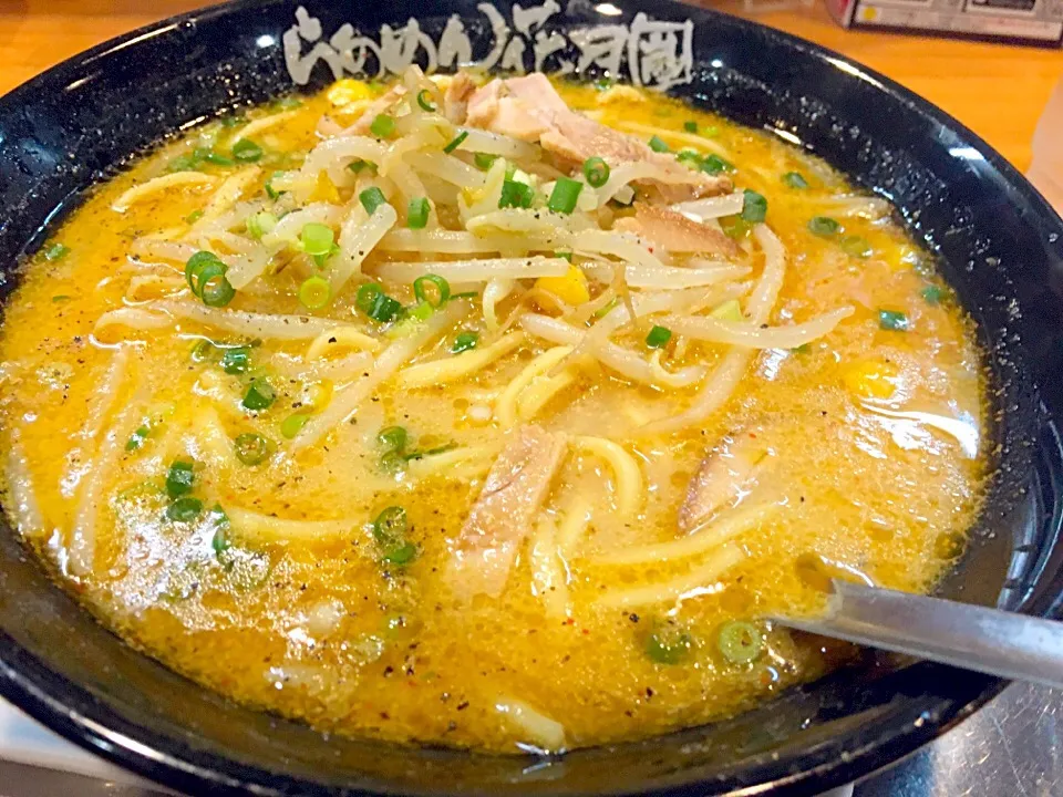 Snapdishの料理写真:ราเม็งเต้าเจี้ยว 黄金の味噌ラーメン@ที่ญี่ปุ่น ร้าน KAGETSU 花月|akiさん