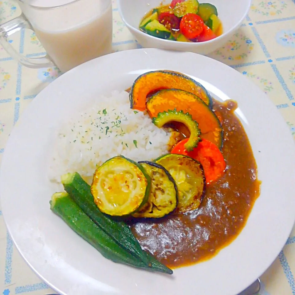 夏野菜のカレー🍛カフェっぽく盛り付けてみました|うたかた。さん