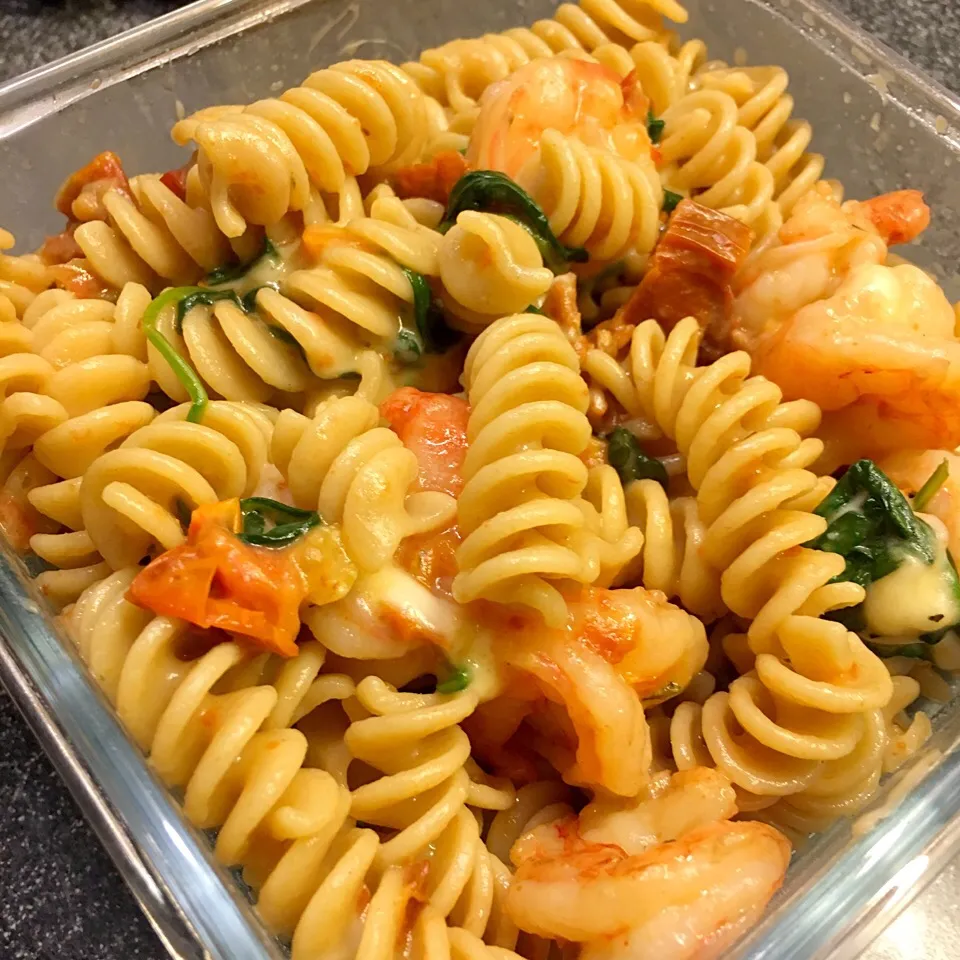 Snapdishの料理写真:Sun dried tomatoes pasta with prawn and spinach|Sanさん