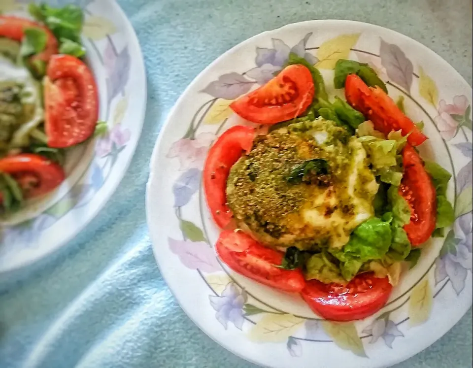 Snapdishの料理写真:Mozzarella in a bread basil crust on salad|Najeskaさん