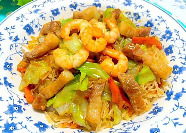 ビホンと豚肉とえびと野菜炒め - Pancit Bihon Guisado (Rice sticks noodles with pork, shrimp & vegetables)😋❤️✨|Liezlさん