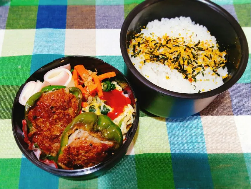 お弁当。ピーマン肉詰めとほうれん草オムレツとにんじんツナきんぴらとハムチーズくるくる\( ´ω` )/|エリカさん