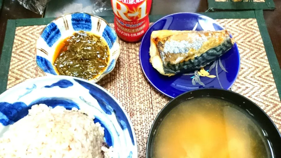 Snapdishの料理写真:子持ちめかぶ＆塩鯖＆玉ねぎの味噌汁|まぐろさん