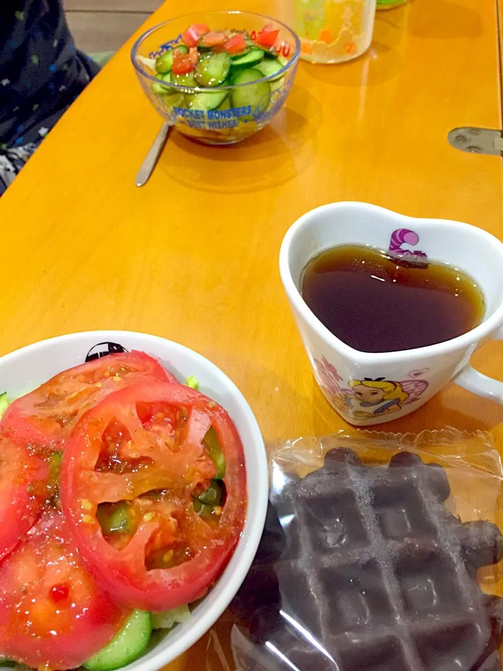 Snapdishの料理写真:ベルギーチョコワッフル  サラダ  コーヒー☕️|ch＊K*∀o(^^*)♪さん