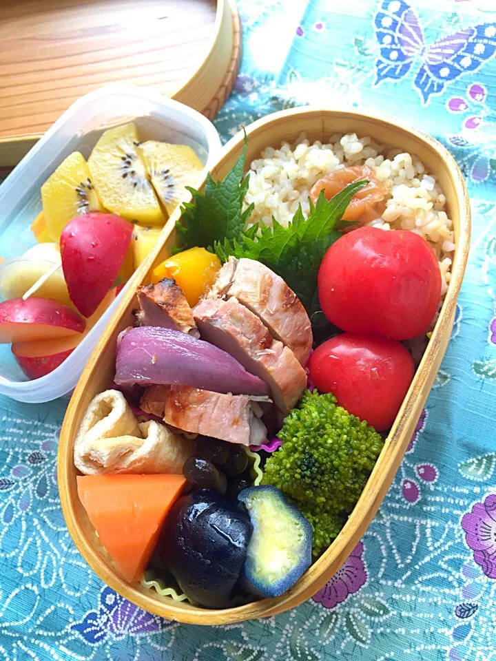 玄米ご飯弁当＊豚フィレ肉の塩レモン焼きとグリル野菜＊和風煮染＊ブロッコリー＊プチぷよトマト＊水茄子漬＊デザートフルーツ・ゴールドキーウイとプラム☆保冷材たんまりと添えて！|Blueberry🫐さん