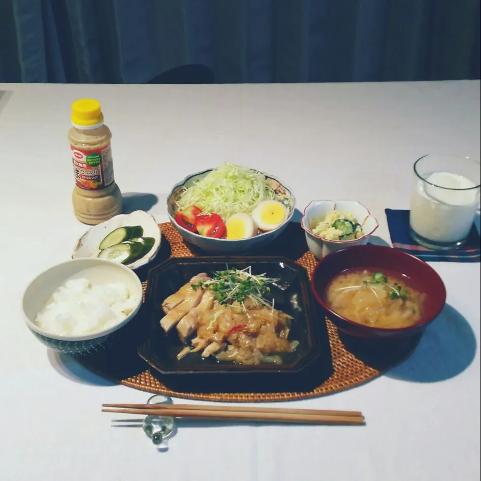 Snapdishの料理写真:とりもも肉の玉葱煮、ポテトサラダ、大根の味噌汁、きゅうりの糠漬け|maiko kさん