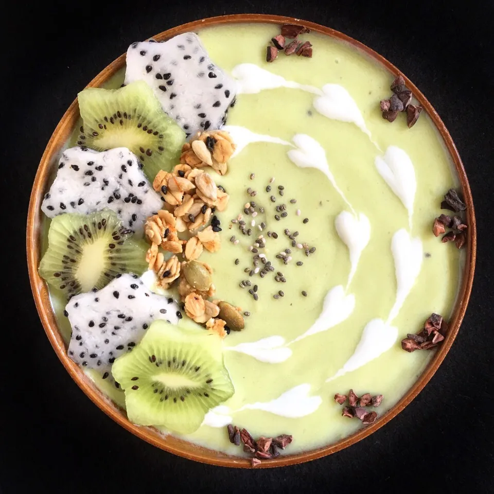 Matcha avocado smoothie bowl|coxiella24さん