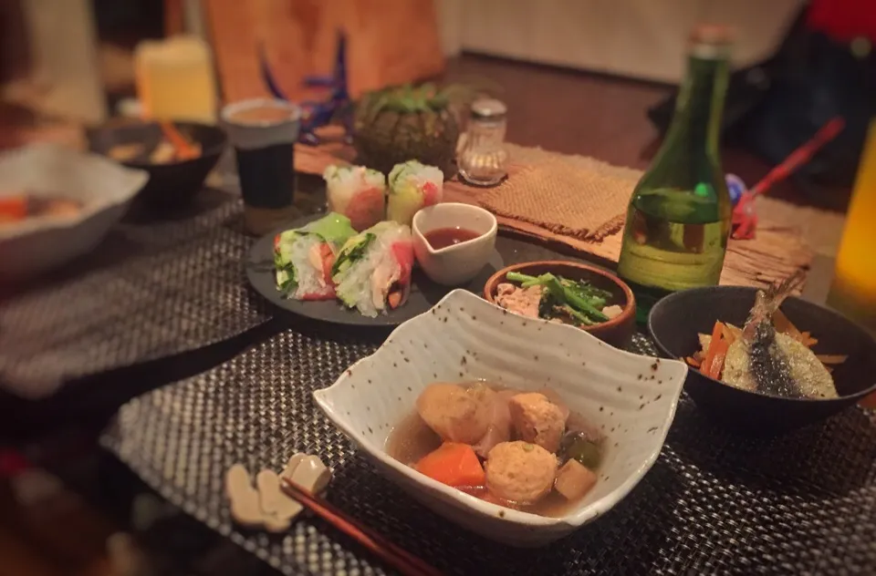 陶芸市で買った大野香織さんの食器デビュー☺️💓食材の色が、料理が、引き立ちます✨
和食dinner* 棒棒鶏風生春巻き／春菊と牛しゃぶの胡麻和え／鰯の南蛮漬け／鶏つみれと根菜の煮込み／日本酒<玉乃光>
#黒食器始めました #陶炎祭 #大野香織 #田中アルバ|なつこさん