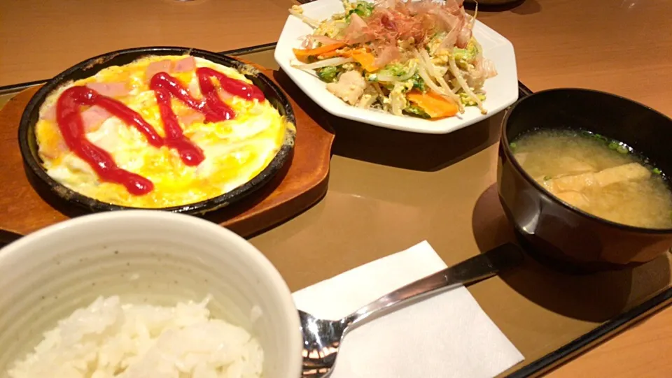 Snapdishの料理写真:ゴーヤーちゃんぷるー定食を頂きました。|momongatomoさん