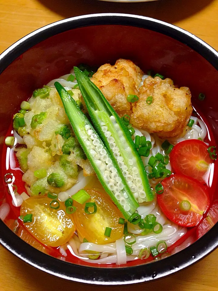 🍅トマト出汁でぶっかけ稲庭うどん🍅
今日収穫した枝豆で作ったかき揚げと、塩麹味のとり天を載せました👍|Yu Yu mamaさん