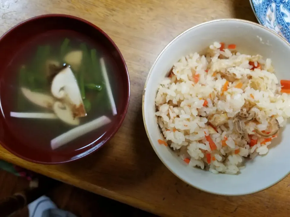 Snapdishの料理写真:ホタテの炊き込みご飯と松茸のお吸い物 #混ぜ・炊き込みご飯/お粥 #松茸 #ホタテ|Morito Kamiyaさん