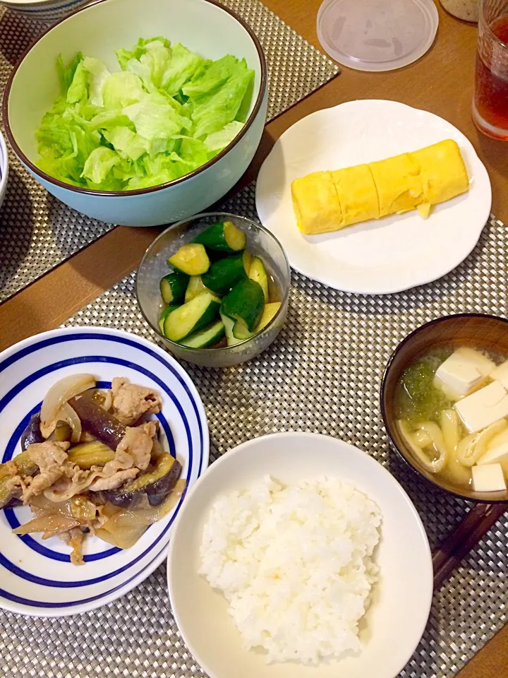 ナス玉ねぎ豚の炒め物、サラダ、卵焼き、納豆、キュウリ漬物、味噌汁|ぱぴこさん