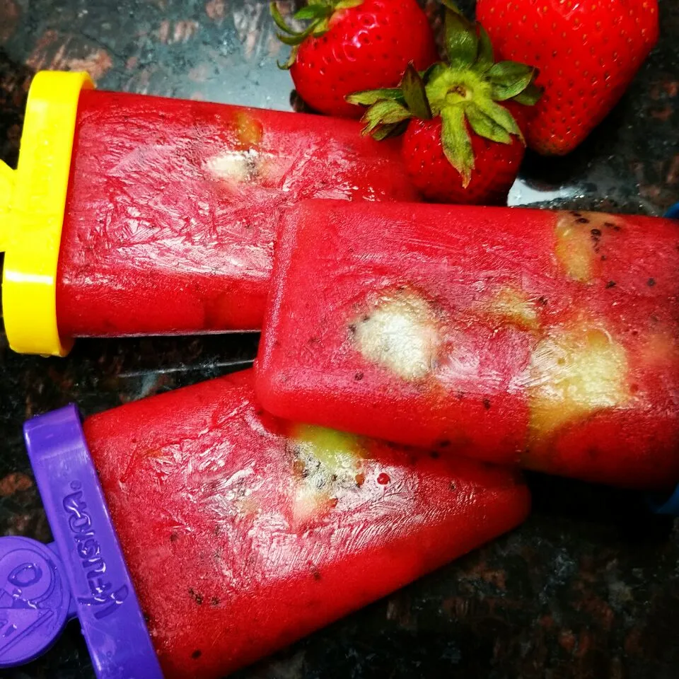 Homemade strawberry kiwi popsicle|paulaさん