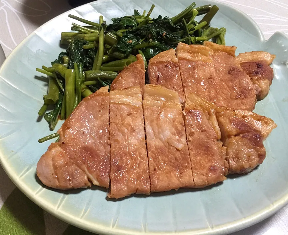 夏バテもイチコロ👊‼️ 鳳麟とえきしおDE豚ロースの味噌漬😋 空芯菜を添えて😊|tabyさん