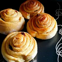 Cinnamon roll with  raisins|dishesbychefannさん