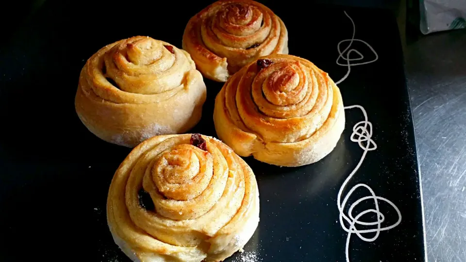 Cinnamon roll with  raisins|dishesbychefannさん