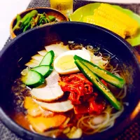 Snapdishの料理写真:今日の晩御飯/韓国冷麺＆取れたてトウモロコシ＆だだ茶豆