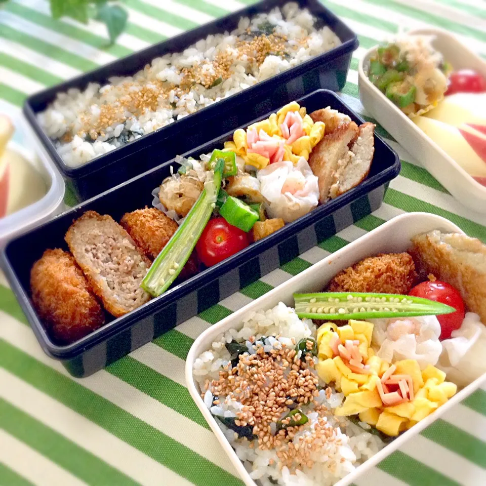 娘たちの学童弁当〜！金曜日！今週もよく頑張った！給食で美味しかったらしいワカメごはん、メンチカツ、シューマイ、オクラおひたし、ハム卵のお花！|yukoさん