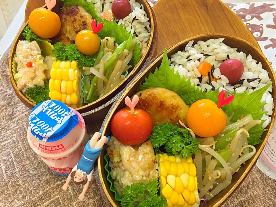 Snapdishの料理写真:ひじきご飯&スイチリネギマヨチキン&きんぴら芋もち&モロッコインゲンともやしのナムル&とうもろこし&プチトマトの夫婦お弁当♪|桃実さん