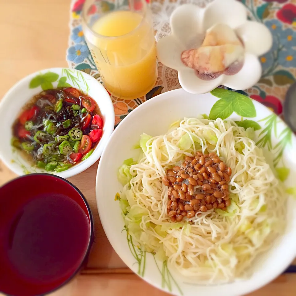 素麺納豆、もずくトマトオクラサラダ、りんごジュース、ヨーグルト|ゆんみさん