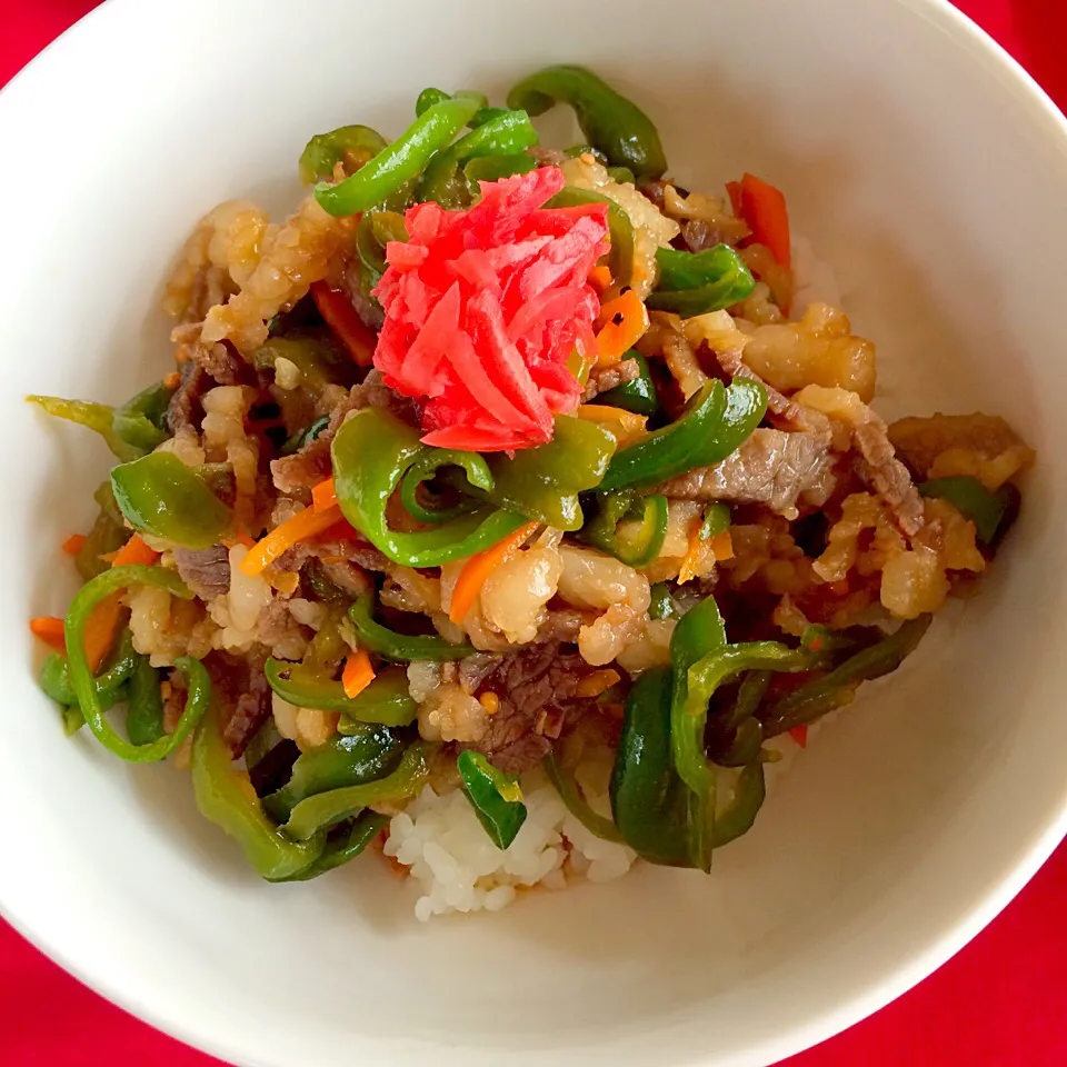 牛肉カルビ丼💪❤️牛肉は細切り、ピーマン・人参は千切り👍かんたん酢・砂糖・醤油で味付けGOODだよ👍💞|はみちゃんさん