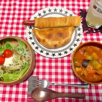 Snapdishの料理写真:おうちランチ♫꒰･‿･๑꒱近所のパン屋さんのパン〜٩(●˙▽˙●)۶|ともよさん