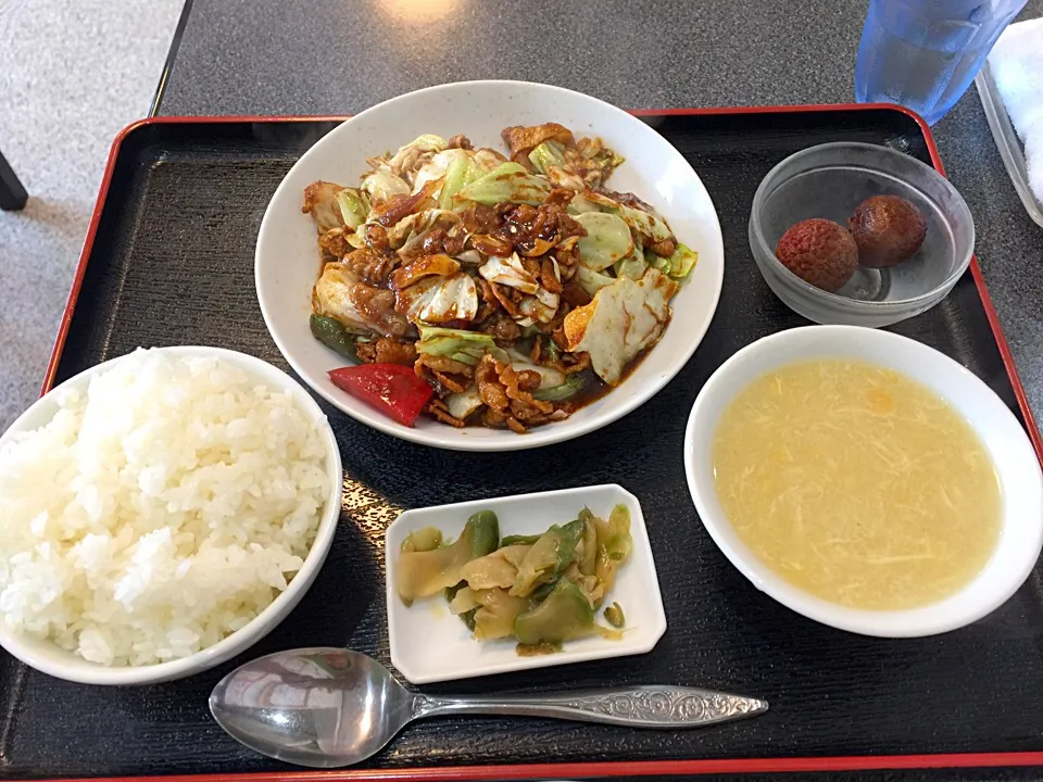 Snapdishの料理写真:会社近くの中華屋さんで豚肉とキャベツ黒味噌炒め

ん〜
3度目の訪問だけど
お米変えた方が良いと思うなぁ|lazy104さん