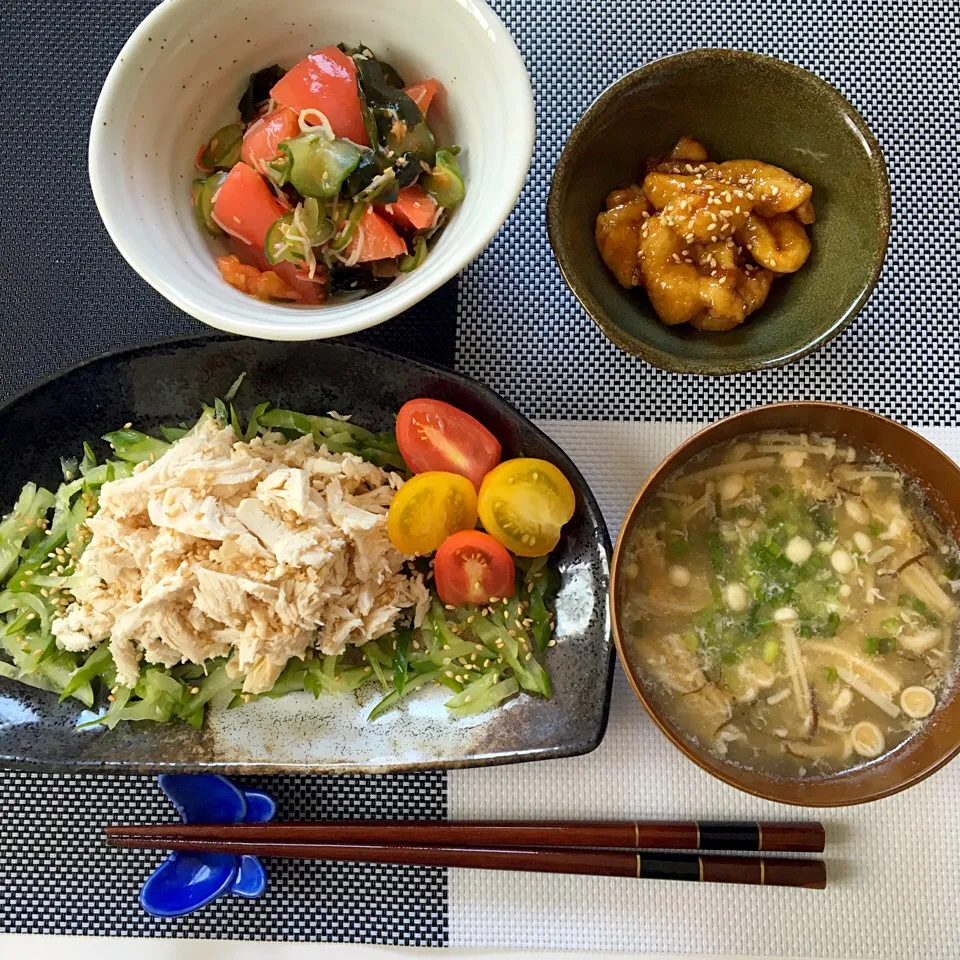 ♯蒸し鶏サラダ♯トマトときゅうりのサラダ♯鶏皮の甘酢和え♯もずくとえのきの卵スープ|なほぴさん