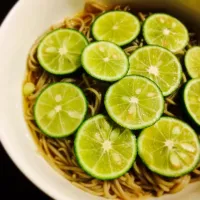 Snapdishの料理写真:すだちたっぷり冷たいお蕎麦【ビタミンCと、クエン酸で疲労回復！夏バテして食欲が無い時など、お蕎麦で食事を軽く済ませたいですよね。クエン酸には疲労回復、血液サラサラ効果があります。】|g2__さん