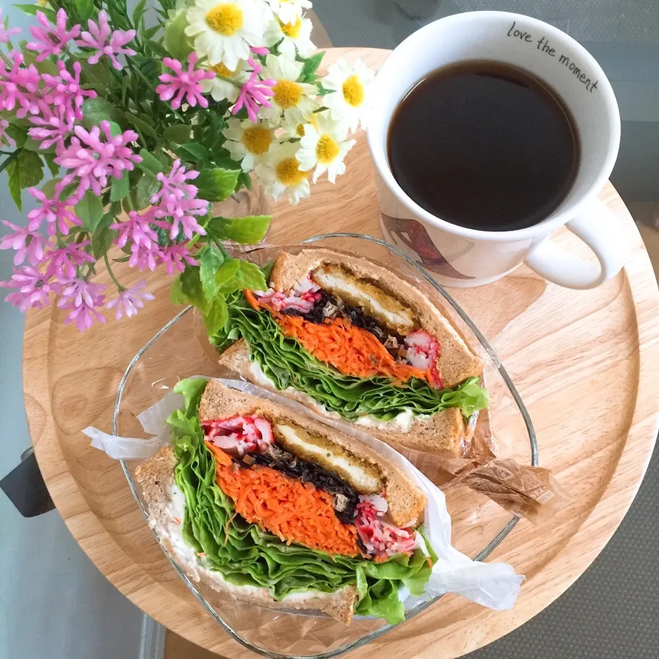 Snapdishの料理写真:8/5❤︎若鶏のカレー焼き&ひじき煮、かにカマクリームチーズ❤︎amoサンド|Makinsさん