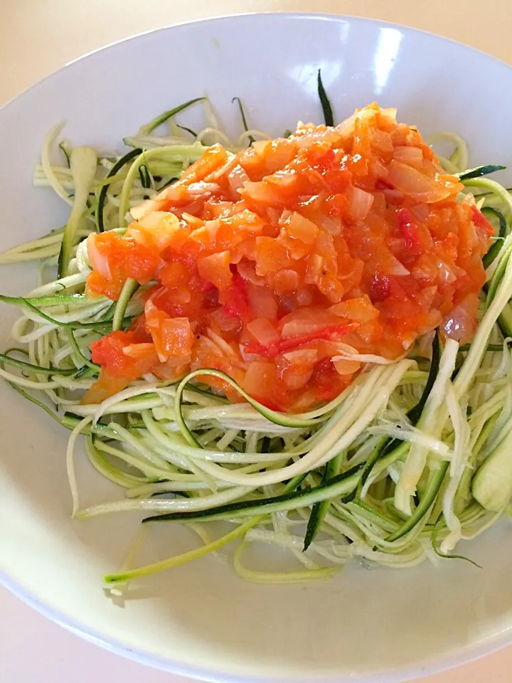 Snapdishの料理写真:ズッキーニ麺⭐︎ニンニクたっぷりトマトソース|Chika Kitagawaさん