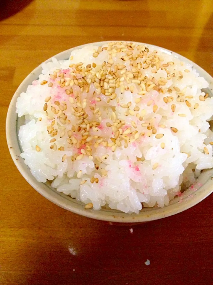 炊きたてご飯🍚燻製ごま塩と梅ごま塩💕|まいりさん