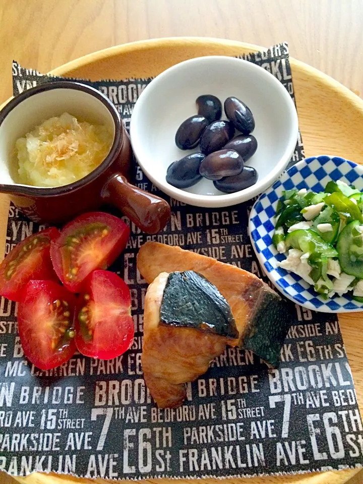 離乳食後期
～8/5夕飯～
☆ブリの照り焼き
☆ササミきゅうりわかめ酢の物
☆黒豆
☆キャベツのおかか和え
☆プチトマト
☆軟飯120g|airi-nさん